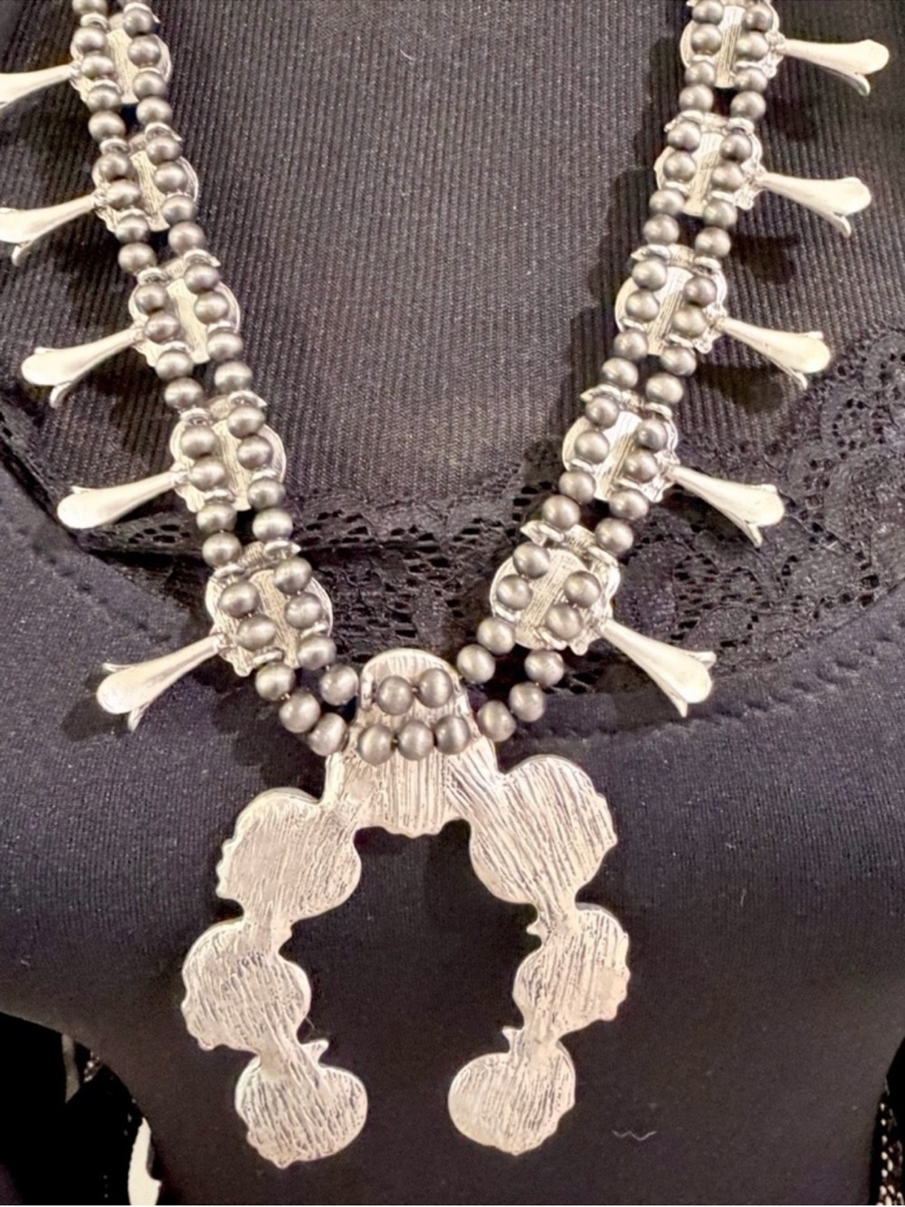 Squash Blossom Navajo Style
Faux Turquoise Silver Tone
Necklace non magnetic - Picture 8 of 12
